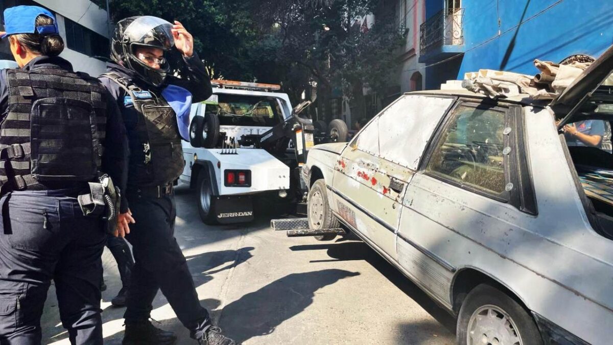 Los operativos contra vehículos chatarra fueron encabezados por policías capitalinos y elementos de la alcaldía local.