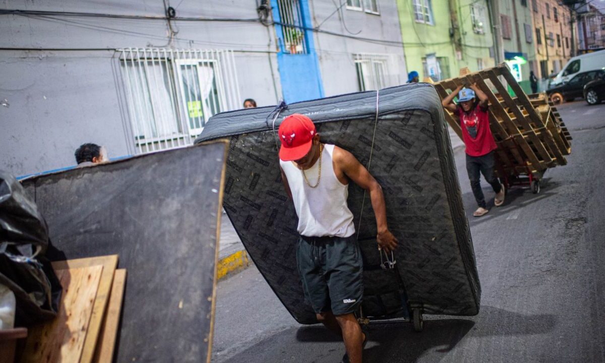 Retiran a migrantes en zona de la Merced en CDMX