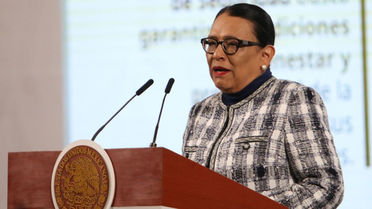 Ante el contexto económico internacional, la secretaria de Gobernación, Rosa Icela Rodríguez, invitó a los empresarios a continuar con el Plan México de la presidenta Claudia Sheinbaum para fortalecer la industria textil, farmacéutica, automotriz, química, agroindustrial y otras, incluido el comercio interno.