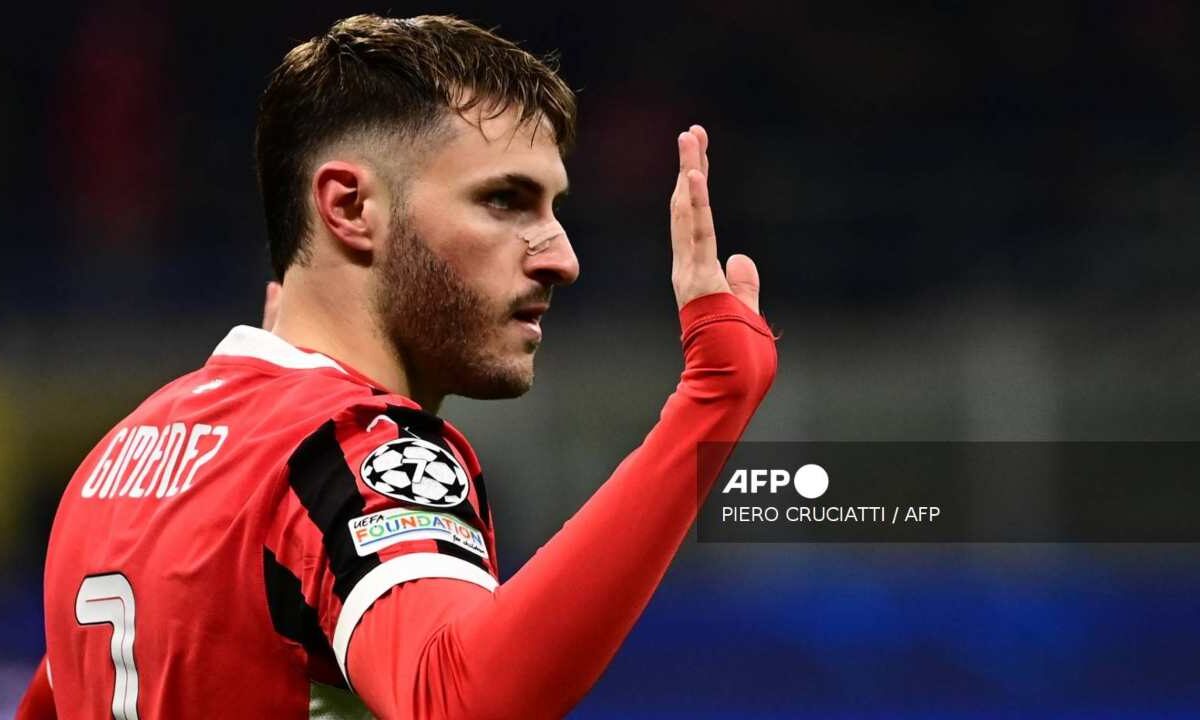 Santiago Giménez comenzó como titular en el encuentro que sostuvo el club rossoneri en San Siro ante el Como 1907.