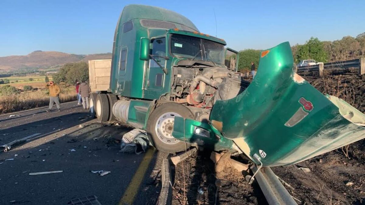La mañana de este sábado se registró un choque múltiple en el tramo carretero de Morelia-Pátzcuaro.