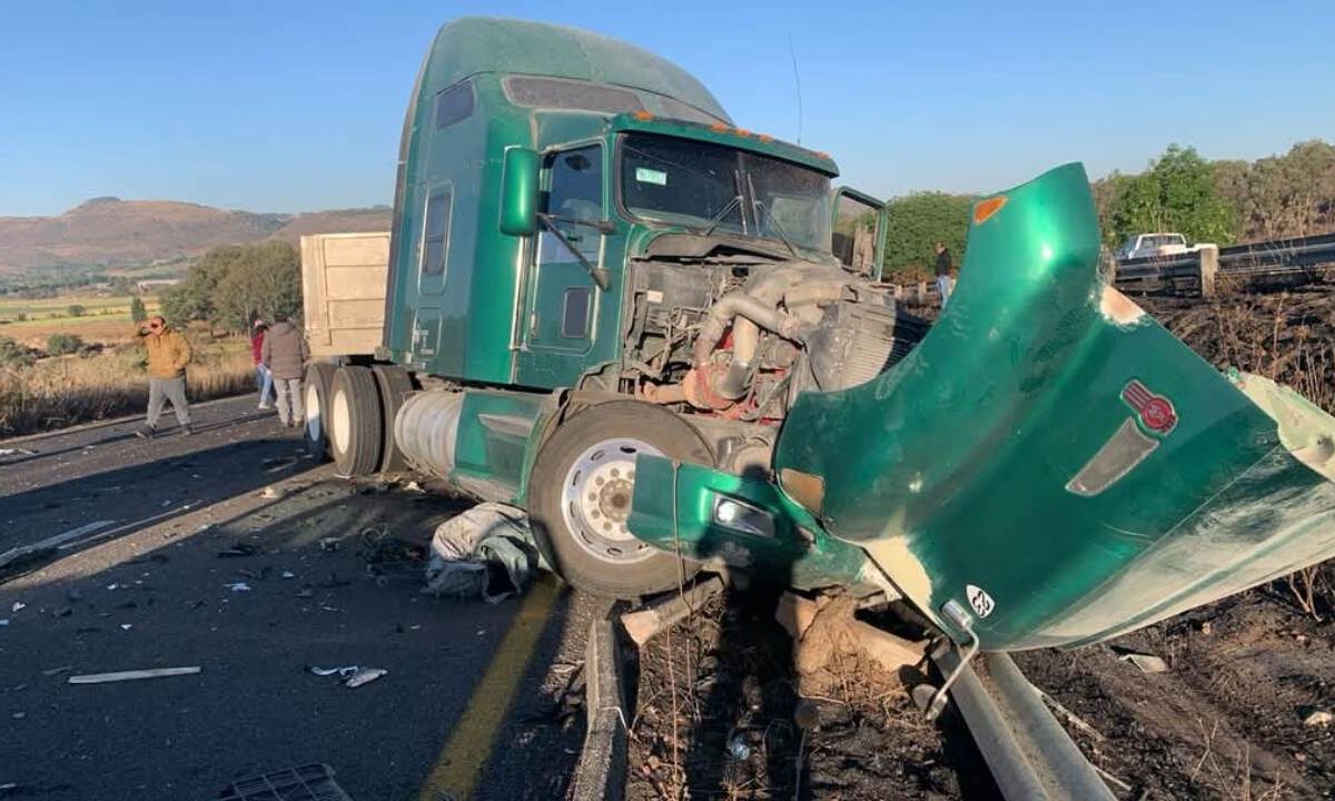La mañana de este sábado se registró un choque múltiple en el tramo carretero de Morelia-Pátzcuaro.