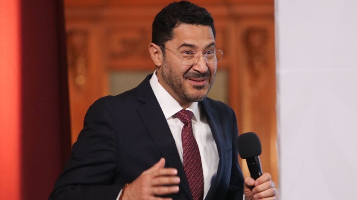 El director general del ISSSTE, Martí Batres, informó que se ampliarán las jornadas de trabajo de 6 a 8 horas.