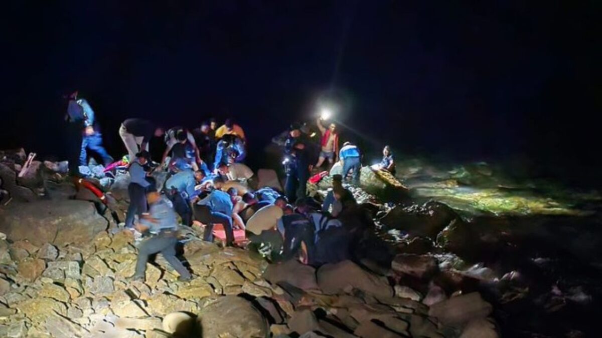 Una aeronave cayó en en el mar de Roatán, en Honduras; laboran para rescatar víctimas.