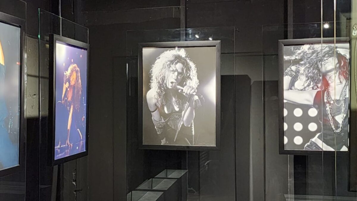 Hacia el final del recorrido de la exposición Estoy Aquí Experience, una galería de fotos captura momentos icónicos de Shakira.