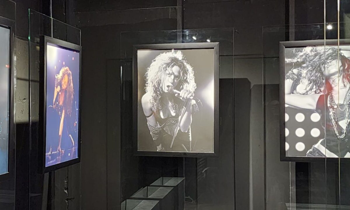 Hacia el final del recorrido de la exposición Estoy Aquí Experience, una galería de fotos captura momentos icónicos de Shakira.