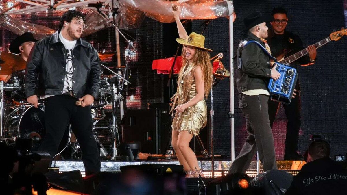Shakira y Grupo Frontera en el cuarto concierto de Las mujeres ya no lloran World Tour en el Estadio GNP.