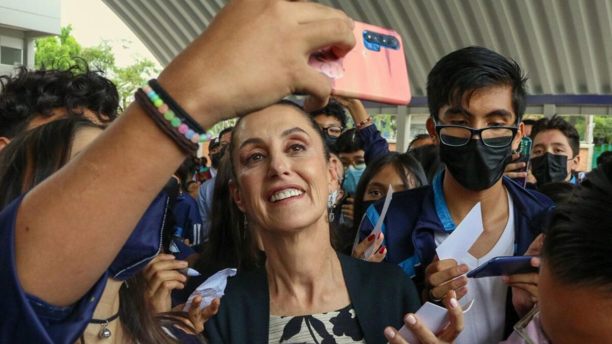 Claudia Sheinbaum reconoció que los momentos que más disfruta son las giras de trabajo en las que convive con la gente.