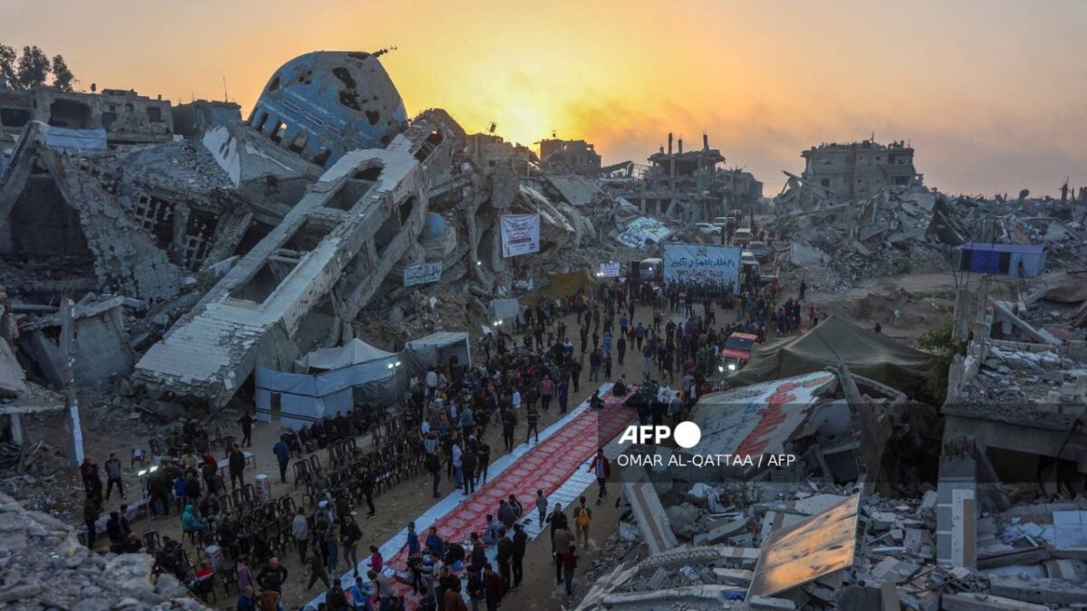De acuerdo con la Defensa Civil del territorio palestino, los ataques israelís en Gaza de este lunes dejaron 220 muertos.