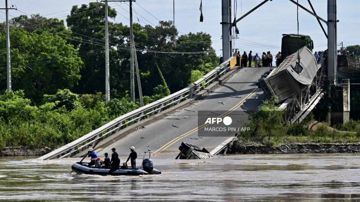 Este viernes ya suman cuatro los muertos por el colapso de un transitado puente vehicular en Ecuador, siguen personas desaparecidas.