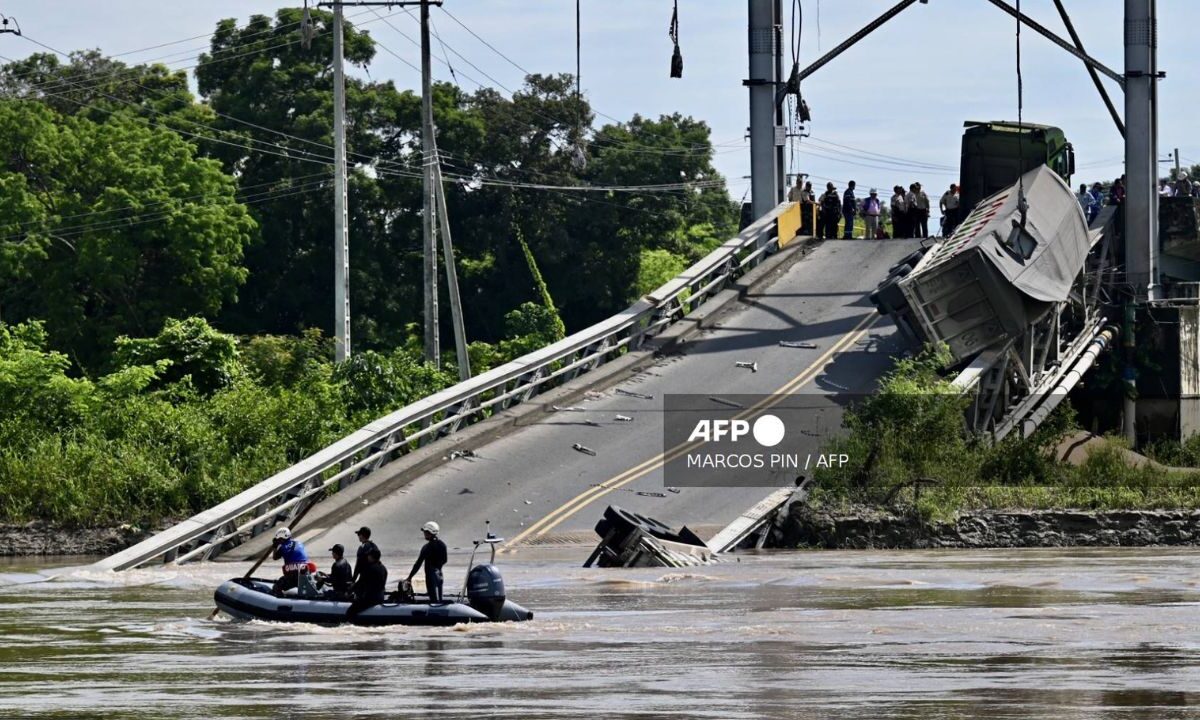 Este viernes ya suman cuatro los muertos por el colapso de un transitado puente vehicular en Ecuador, siguen personas desaparecidas.