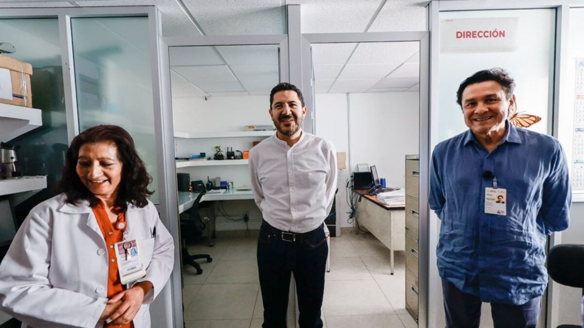 Con el objetivo de escuchar las necesidades de la clínica y reforzar la atención de 110 mil derechohabientes, el director general del Instituto de Seguridad y Servicios Sociales de los Trabajadores del Estado (ISSSTE), Martí Batres Guadarrama, supervisó la Unidad de Medicina Familiar (UMF) “Chalco”, en el Estado de México.