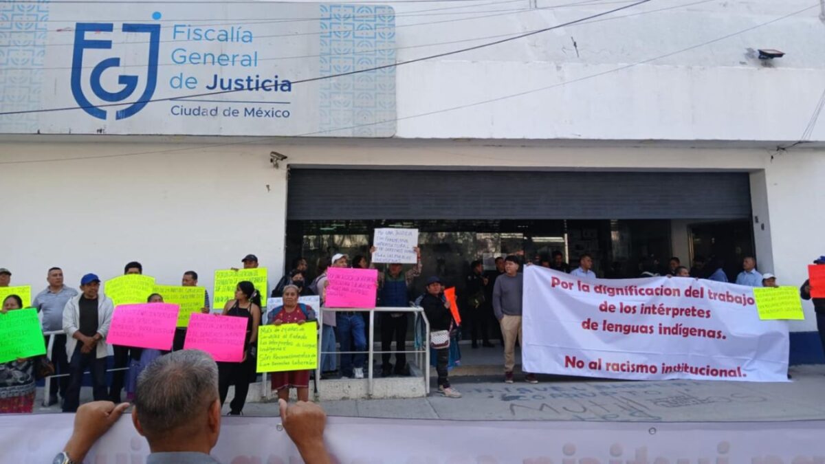Traductores indígenas se manifestaron al exterior de la FGJCDMX para exigir un trato digno y la creación de una área de atención especializada.