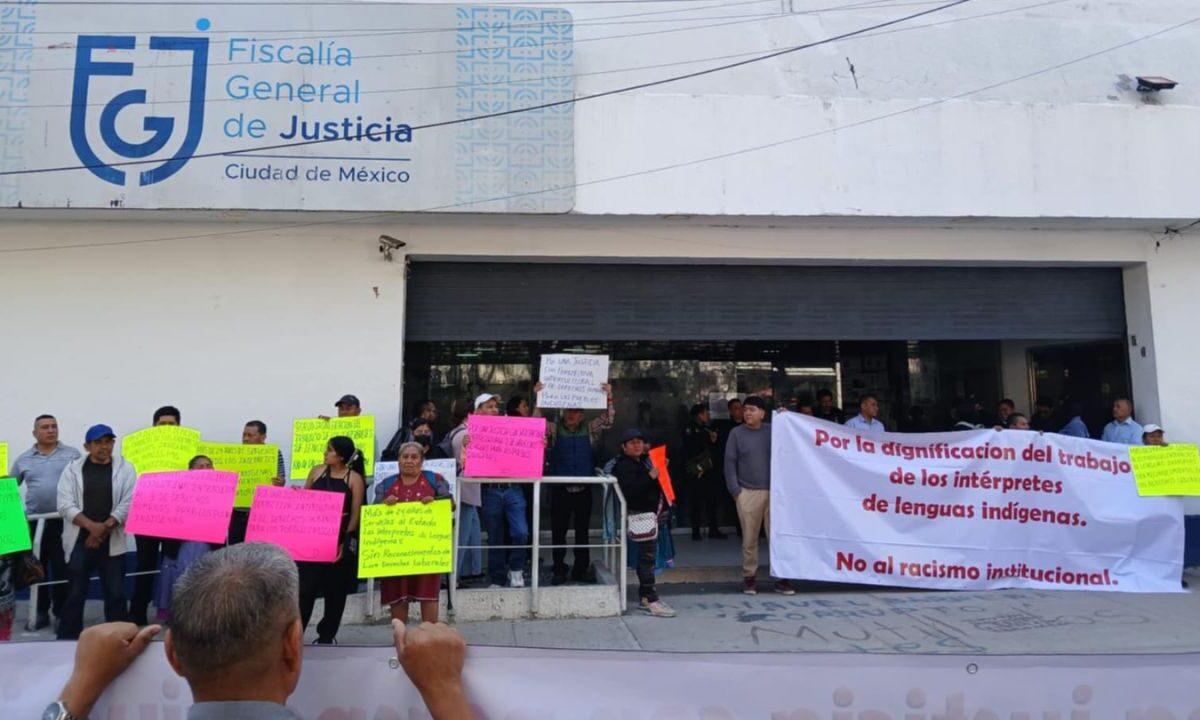 Traductores indígenas se manifestaron al exterior de la FGJCDMX para exigir un trato digno y la creación de una área de atención especializada.
