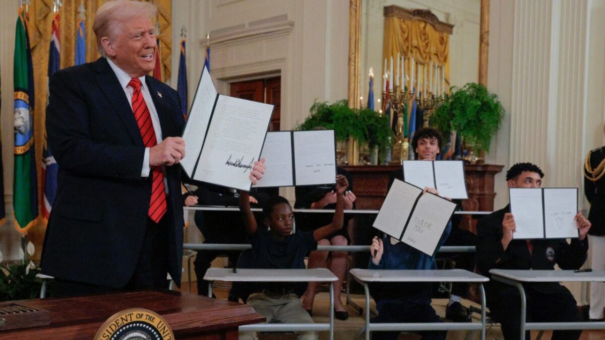 Donald Trump firmó un decreto que busca "eliminar" el Departamento de Educación, una medida que ha sido catalogada como histórica.