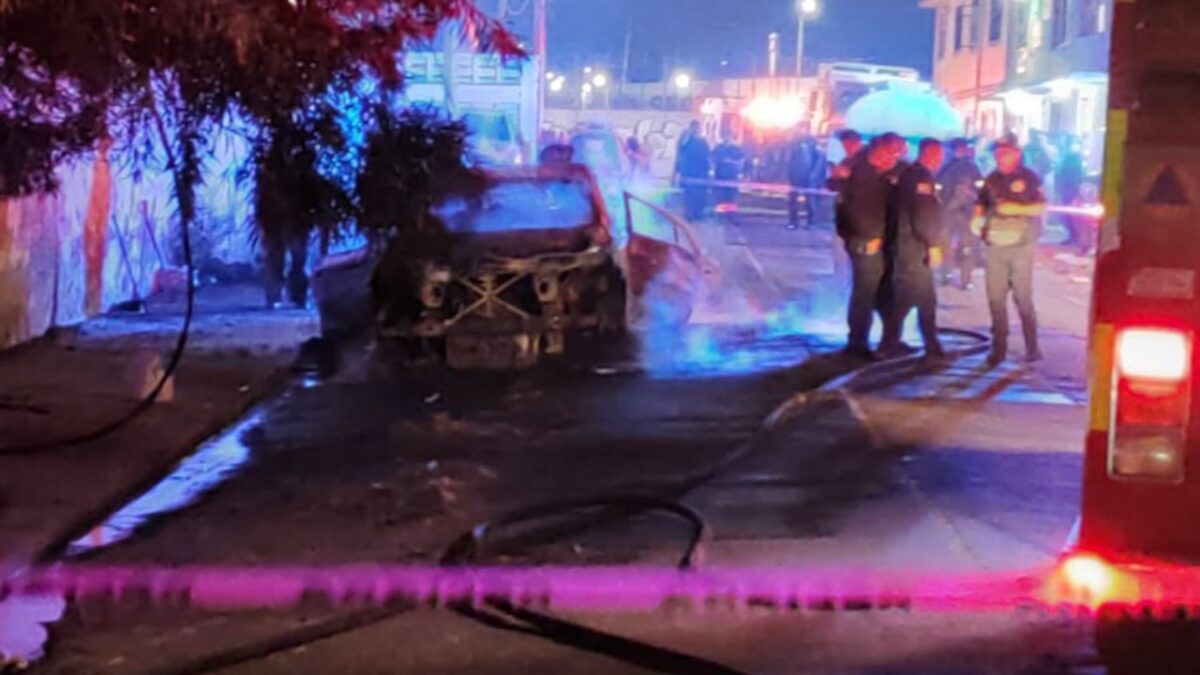 Asesinan a dos en Ecatepec y preden fuego a su vehículo; dejan uno de los cuerpos dentro del auto en llamas.