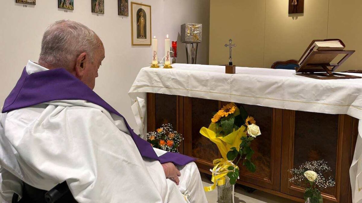El Vaticano publicó la primera foto del papa Francisco desde que fue hospitalizado.