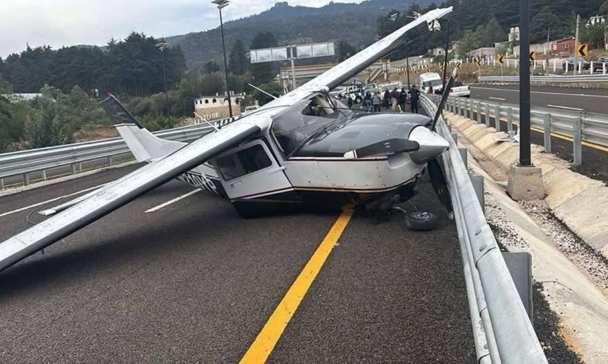 Avioneta realiza aterrizaje de emergencia sobre la carretera Real del Monte-Huasca