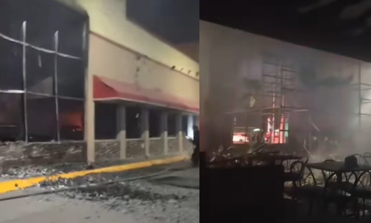 Bomberos y Protección Civil de Nuevo León arribaron a los establecimientos para sofocar el incendio en las dos sucursales del "Pollo Loco".