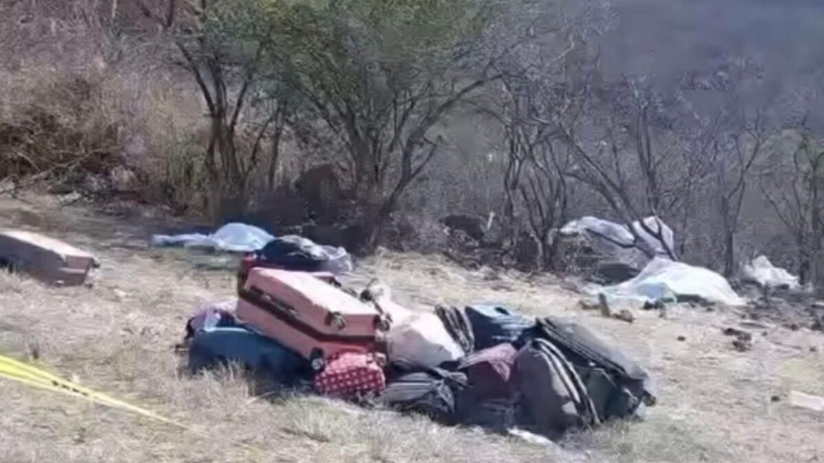 6 estudiantes muertos y 10 lesionados es el saldo de la volcadura de un vehículo que traía estudiantes de la Universidad de Guanajuato.