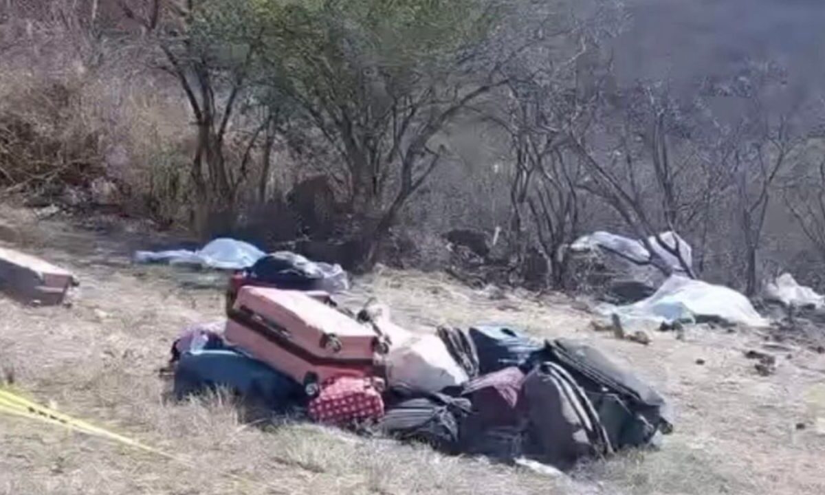 6 estudiantes muertos y 10 lesionados es el saldo de la volcadura de un vehículo que traía estudiantes de la Universidad de Guanajuato.