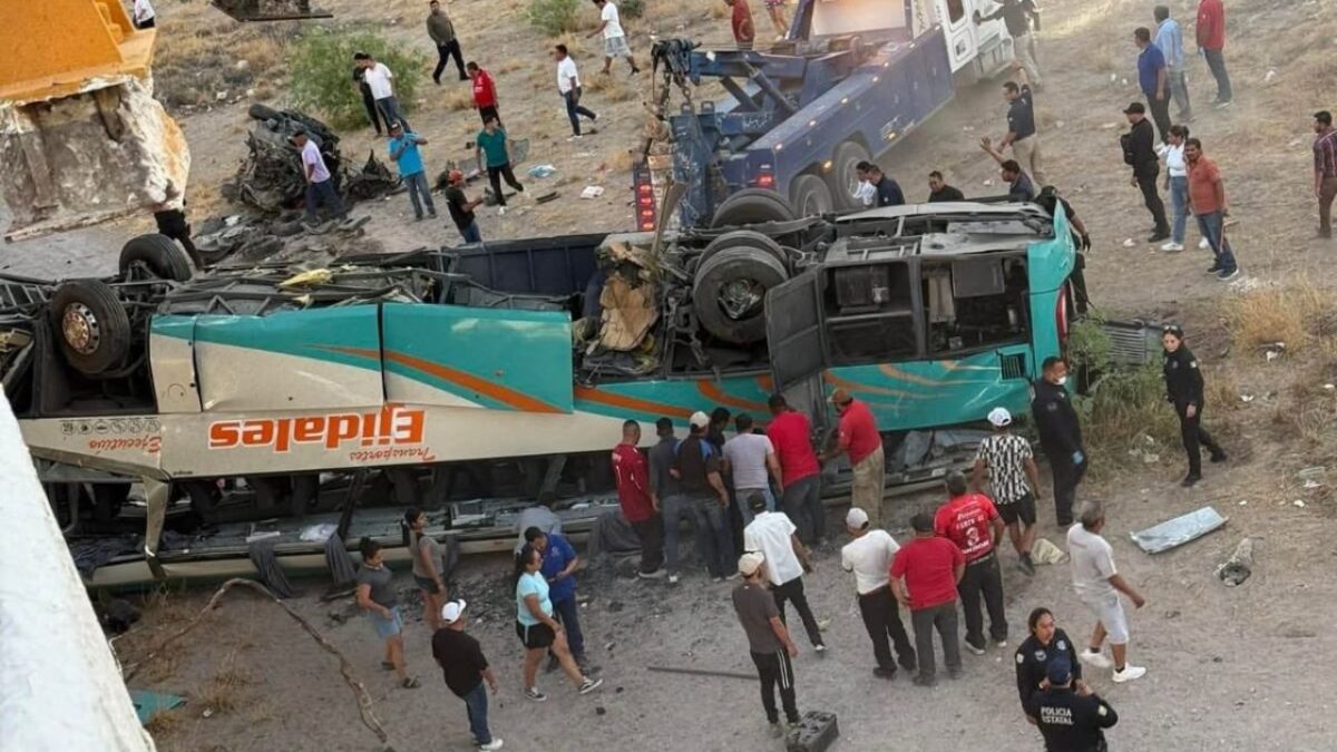 Reportan 2 muertos y 29 heridos por volcadura de un vehículo y un autobús de pasajeros en la carretera Torreón-San Pedro, a la altura del Puente El Cuije.