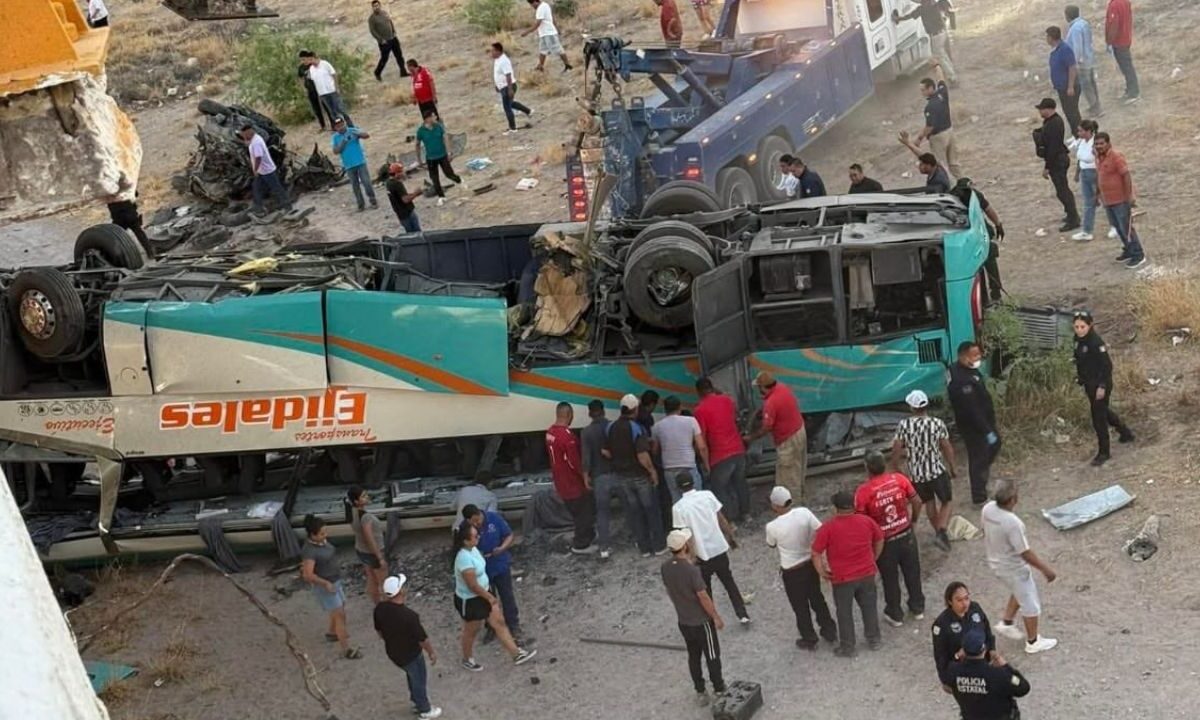 Reportan 2 muertos y 29 heridos por volcadura de un vehículo y un autobús de pasajeros en la carretera Torreón-San Pedro, a la altura del Puente El Cuije.