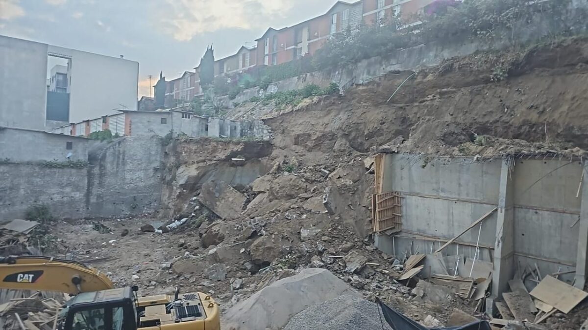 Posible reblandecimiento del terreno a causa de una fuga de agua habría ocasionado el talud