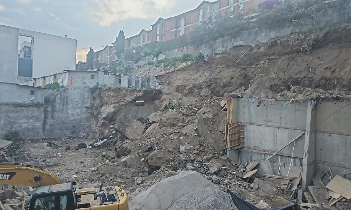 Posible reblandecimiento del terreno a causa de una fuga de agua habría ocasionado el talud