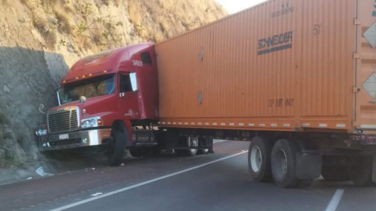 El transportista falleció dentro de la cabina de su camión.