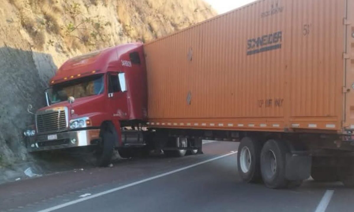 El transportista falleció dentro de la cabina de su camión.