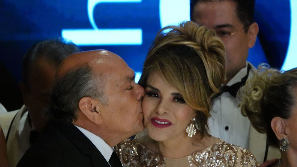 El empresario Antonio Pérez Garibay y la actriz Lucía Mendez durante la entrega del galardón Los 100 Más Influyentes de México y Latinoamérica