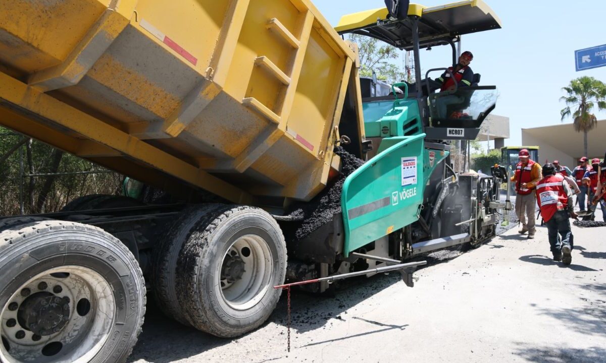 Inicia en Monterrey la atención con trabajo simultáneo en varios puntos para rehabilitar 400 mil metros cuadrados de superficie de rodamiento dañada.