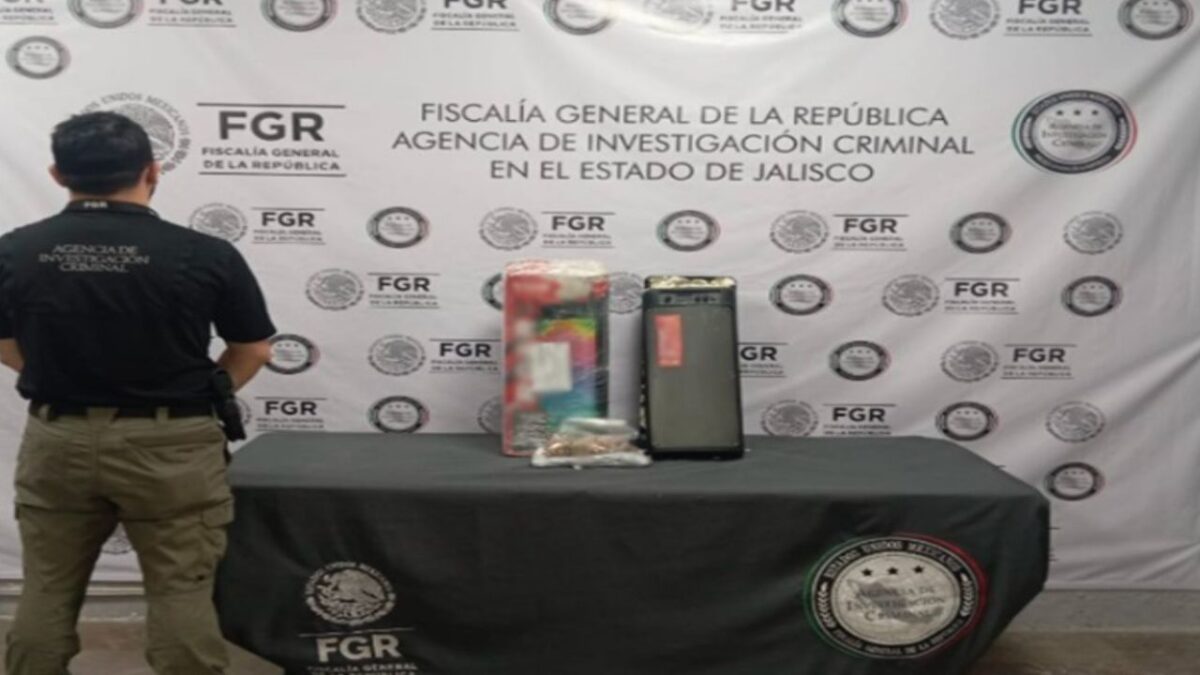 Se seguraron una caja de cartón, una bocina y 5 mil 150 tabletas, detalla Fiscalía.