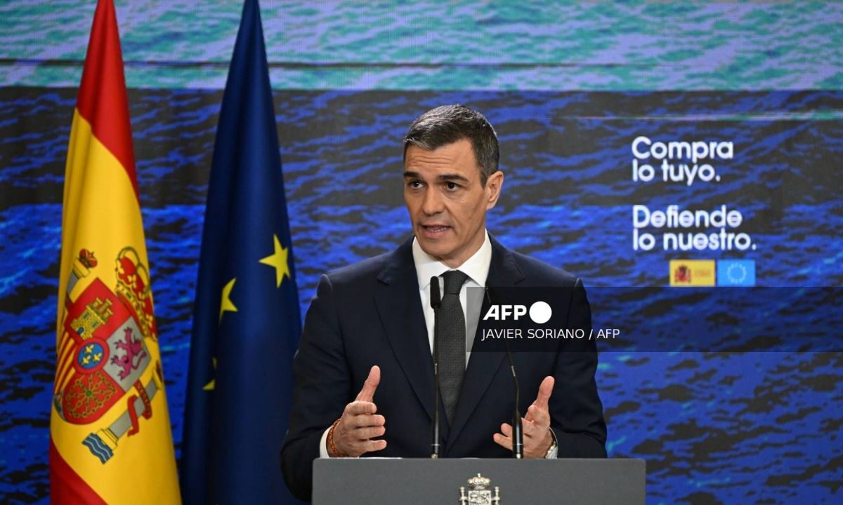El presidente del Gobierno español, Pedro Sánchez, pronuncia una declaración pública en el Palacio de La Moncloa, Madrid, el 3 de abril de 2025