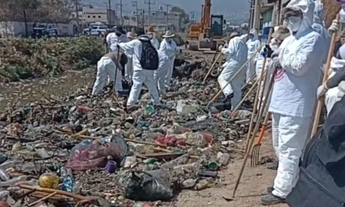 Personal de Rescate Urbano trabaja en la búsqueda de más restos.