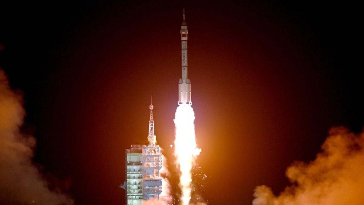 astronautas chinos de la misión Shenzhou-19
