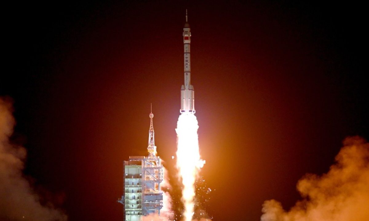 astronautas chinos de la misión Shenzhou-19