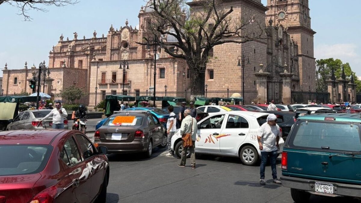 Taxistas de plataforma se manifiestan frente a Palacio de Gobierno tras el asesinato de uno de sus compañeros