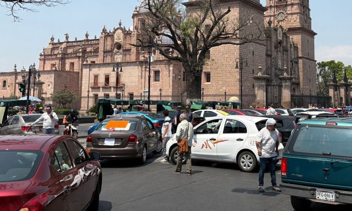 Taxistas de plataforma se manifiestan frente a Palacio de Gobierno tras el asesinato de uno de sus compañeros