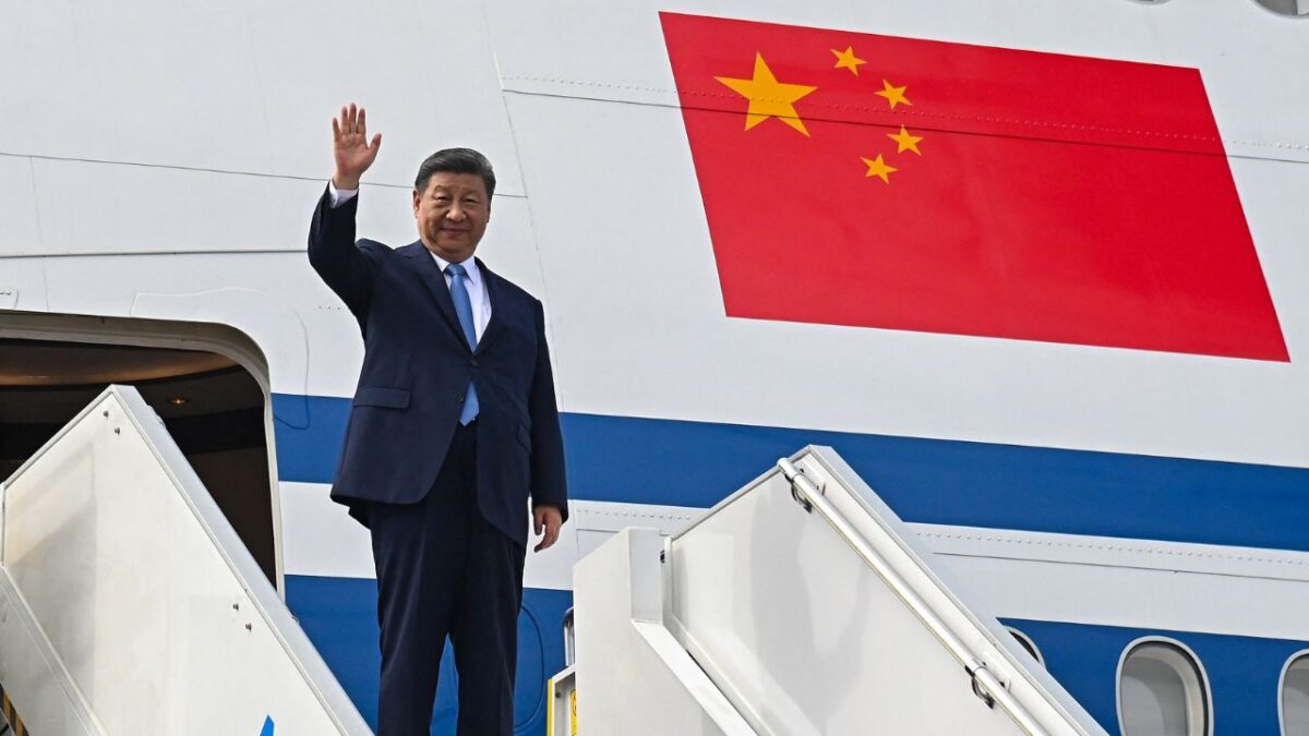 Xi Jinping, saludando a su salida hacia Camboya en el complejo VIP Bunga Raya del Aeropuerto Internacional de Kuala Lumpur en Sepang