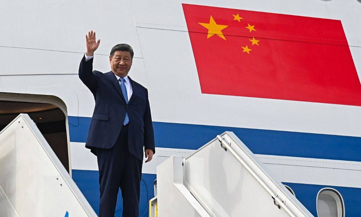 Xi Jinping, saludando a su salida hacia Camboya en el complejo VIP Bunga Raya del Aeropuerto Internacional de Kuala Lumpur en Sepang