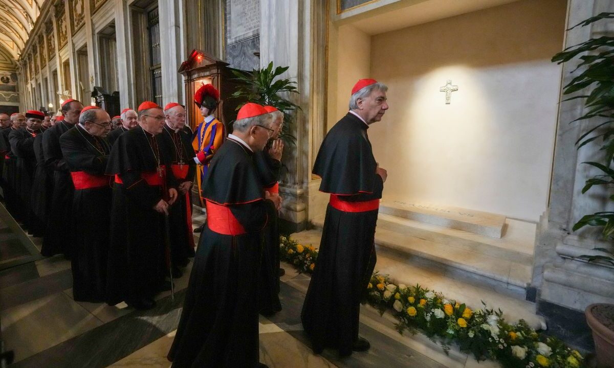 Los cardenales fueron los primeros en visitar el sepulcro de Jorge Mario Bergoglio, un día después del funeral del Pontífice.