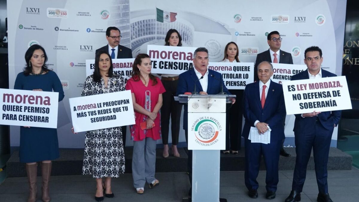 Legisladores de oposición denunciaron que la nueva ley representa un grave retroceso a la libertad de expresión.