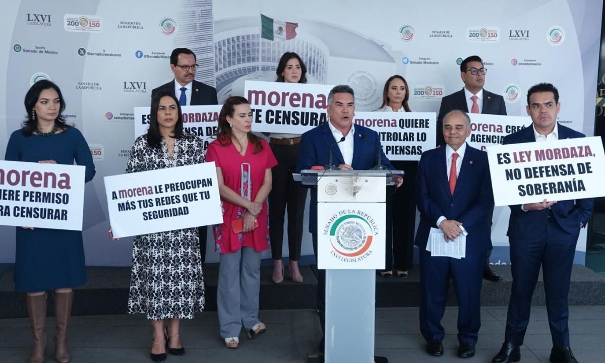 Legisladores de oposición denunciaron que la nueva ley representa un grave retroceso a la libertad de expresión.