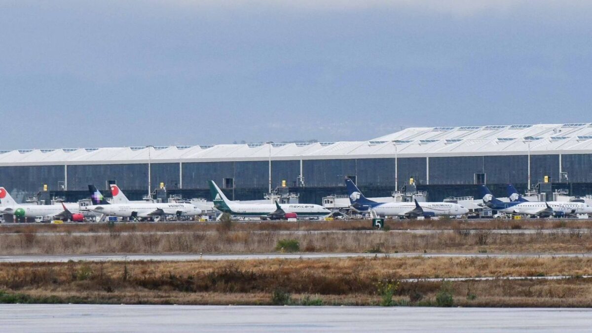 Aviones de las principales aerolíneas (Viva Aerobus, Volaris, Mexicana y Aeroméxico) que operan en las instalaciones del AIFA