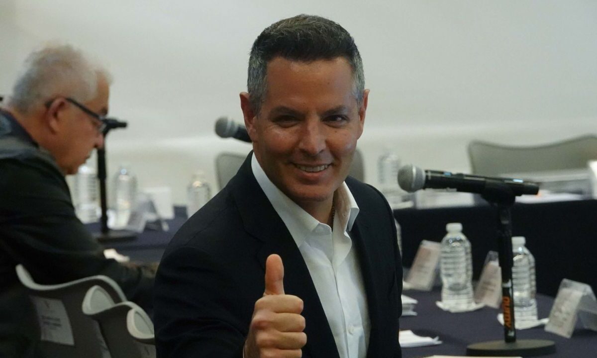 Alejandro Murat descartó salir de Morena.