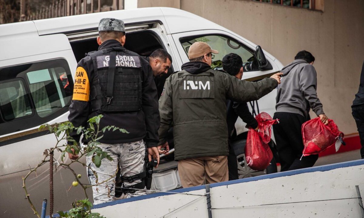 Durante el operativo en Monterrey, fueron localizados los 36 indocumentados y los trasladaron al Instituto Nacional de Migración.