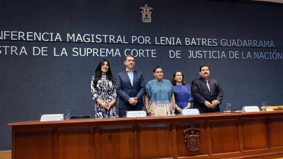 Lenia Batres fue increpada por asistentes a una conferencia que brindó en la Universidad de Guadalajara, sobre gasto de la elección judicial.