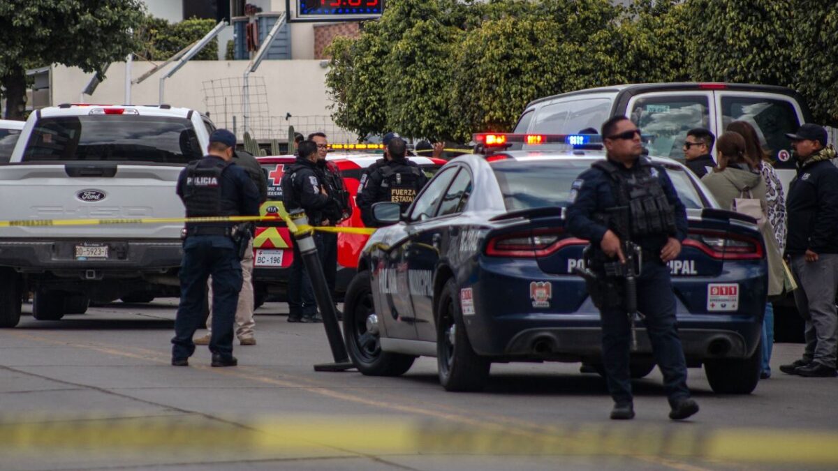 Civiles armados atacan a efectivos de la Fuerza Estatal de Seguridad Ciudadana en Tijuana.